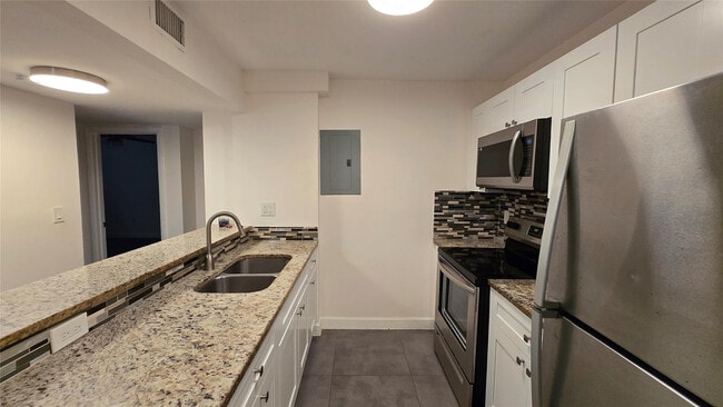 Building Photo - 13390 NE 7th Ave