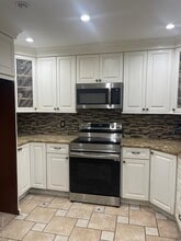 Building Photo - 185 E Parkview Dr