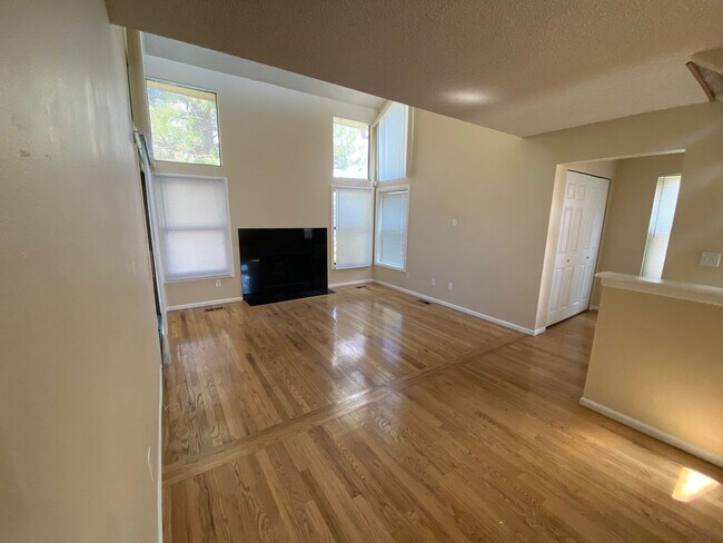 Foto del edificio - Beautiful 3 Bedroom 2 Bath Townhome Close to the Mountains!!