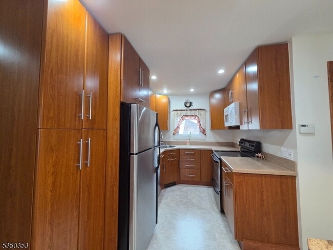 Building Photo - 57 Ravine Ave