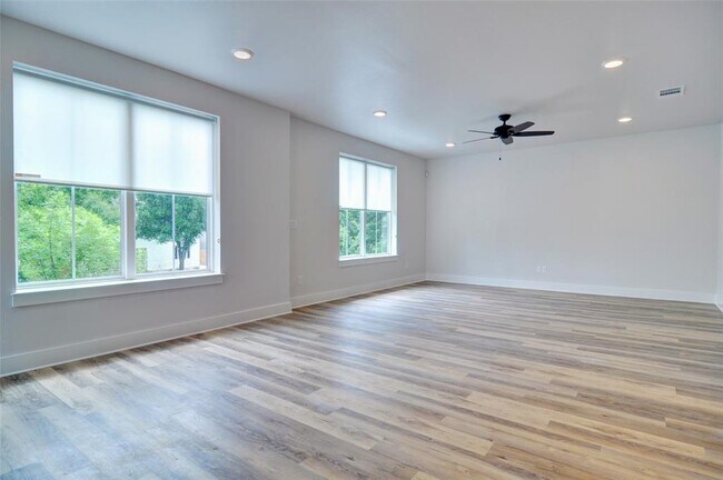 Foto del edificio - 3212 McCart Ave