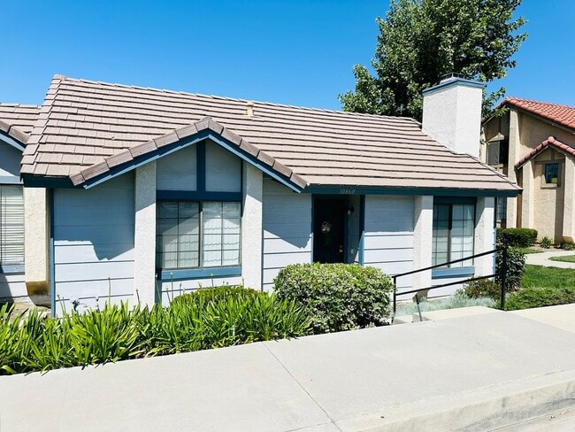 Building Photo - Updated Townhome Close to LLUMC & VA Hospital