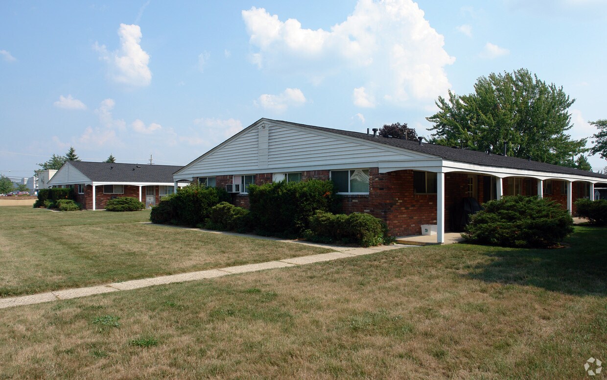 Colonial House Apartments in Walled Lake, MI