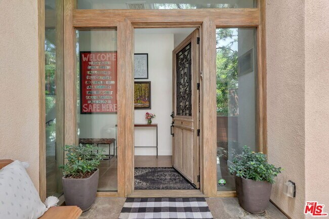 Foto del edificio - 16820 OAK VIEW Dr