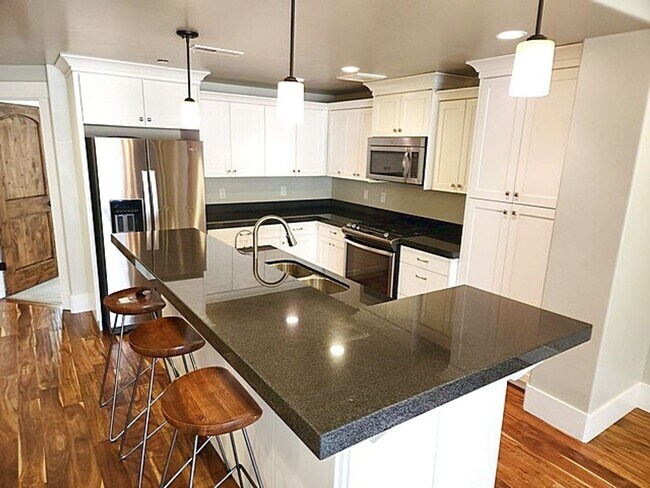 Building Photo - Well Appointed Townhome with Amenities