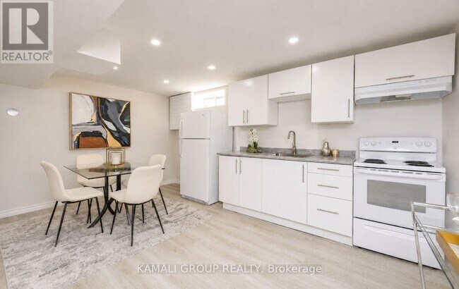 Photo du bâtiment - 352 E 18th St