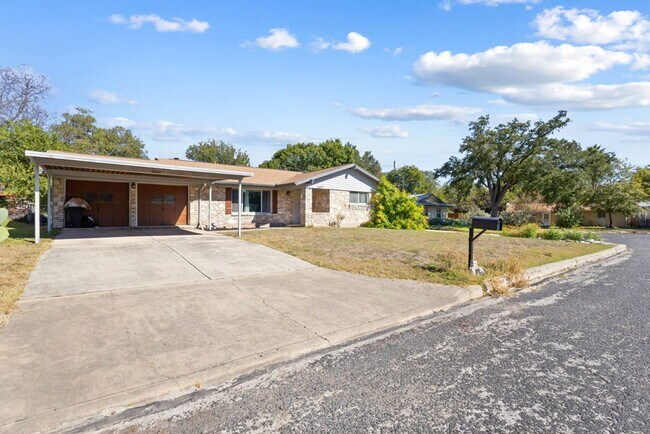 Foto del edificio - Charming Home Awaits: Spacious & in a Prim...