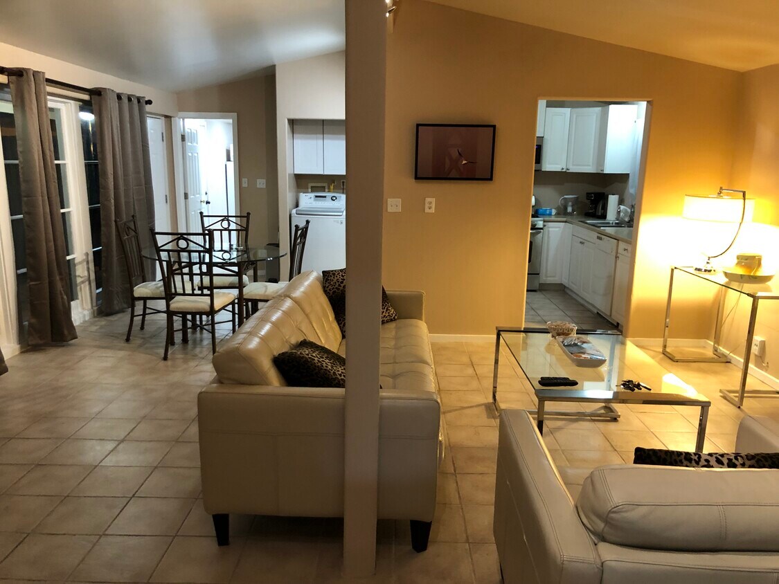 Foto principal - 12340 Moorpark St