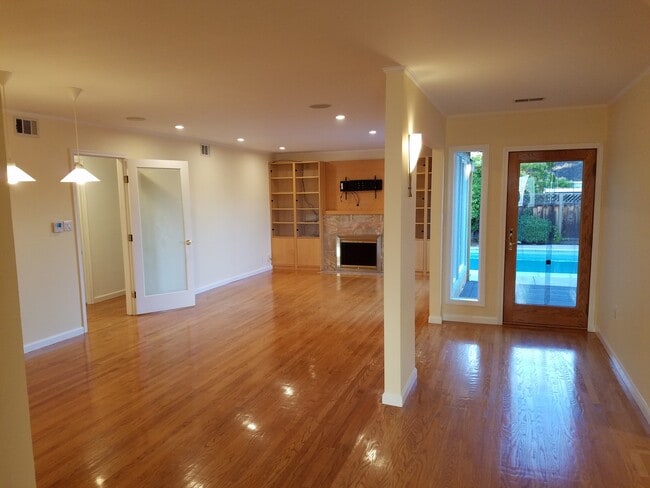 Foto del edificio - Elegant 4BR Retreat with Pool – Cupertino Schools, Near Apple Park