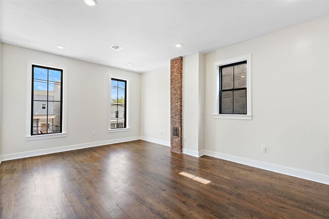 Building Photo - 133 Hutton St