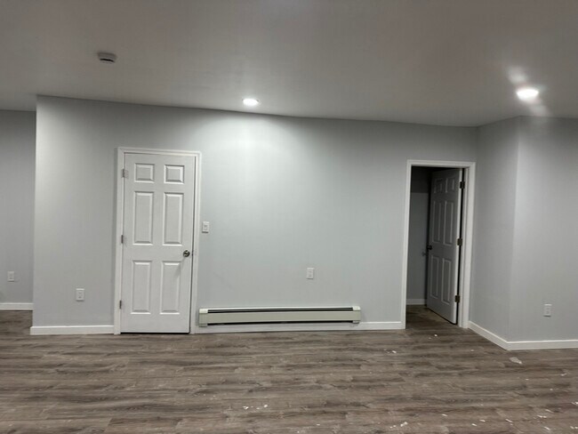 Building Photo - 533 W State St