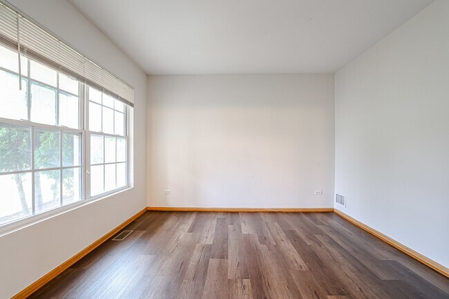 Foto del edificio - 546 Holloway Dr