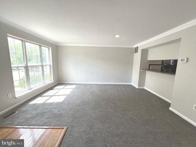 Foto del edificio - Beautiful 3bd 1.5bth Townhome in Pikeswood...