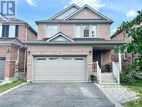 Building Photo - 863 Oaktree Crescent