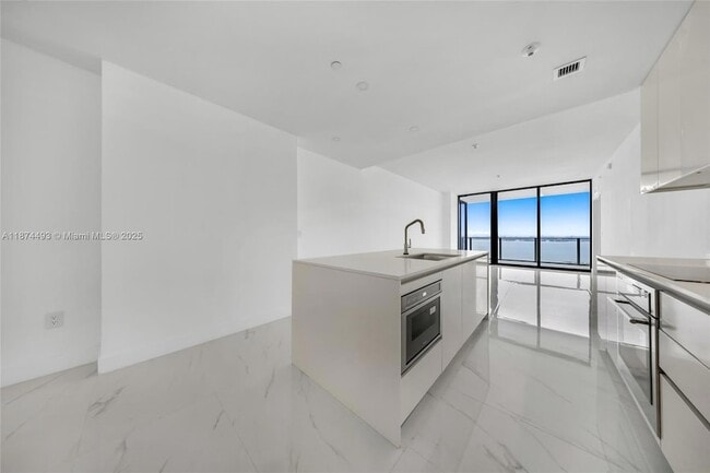 Foto del edificio - 700 NE 24th St