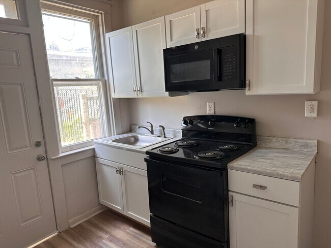 Building Photo - Beautiful Lancaster City 3 BR 1 1/2 Bath I...