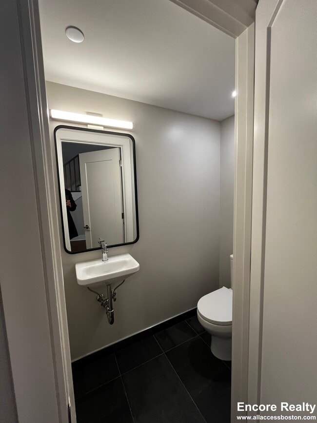 Building Photo - 39 Harvard Way