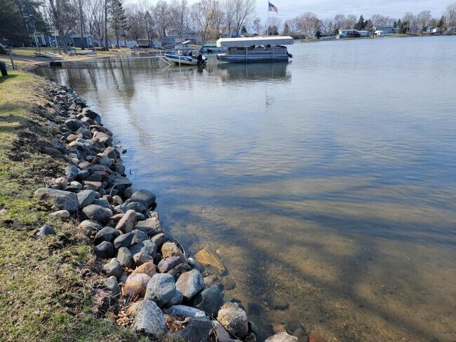 Foto del edificio - 28670 Green Lake Ave.
