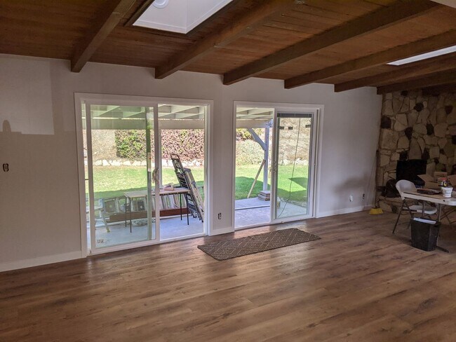 Foto del edificio - 3 bed, 2 bath single story home - JUST REM...