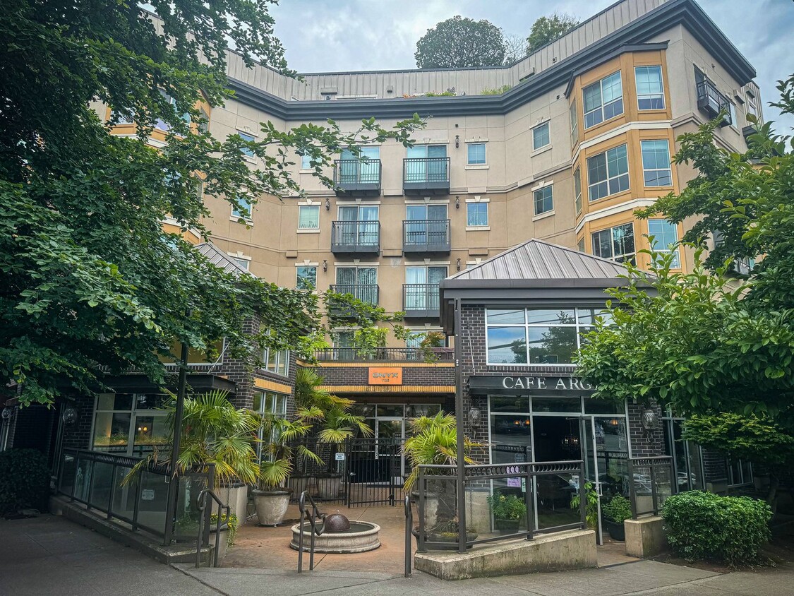 Capitol Hill Condo with Parking next to Ca... - Capitol Hill Condo with Parking next to Ca...