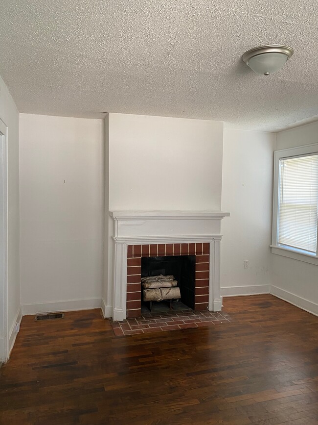 Living room - 122 Walnut St