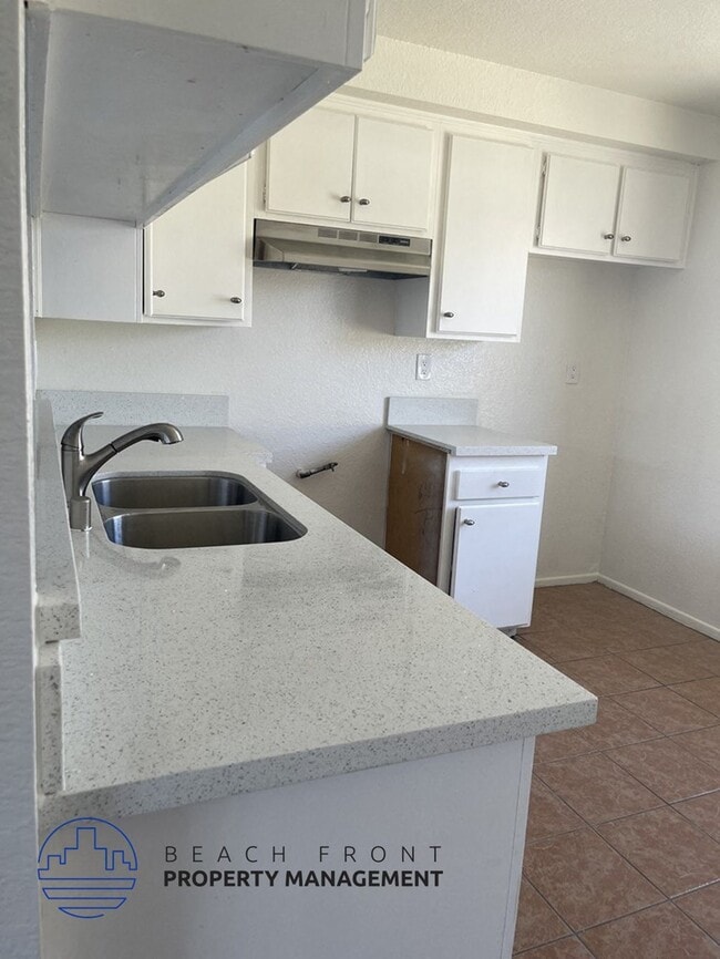 Building Photo - 11503 Menlo Ave.