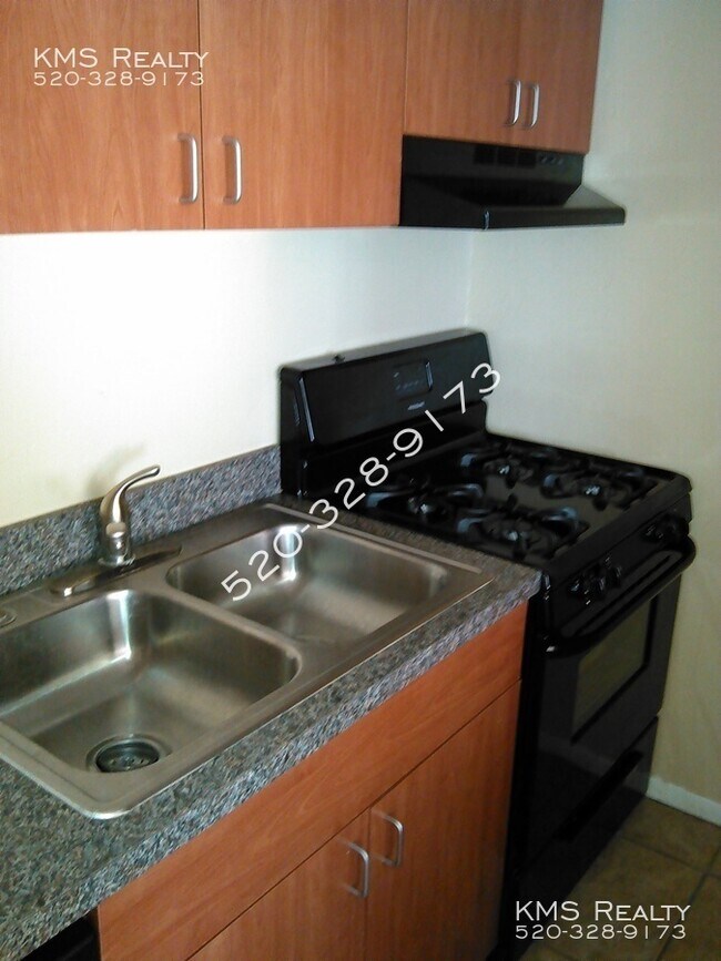 Building Photo - 2525 N Alvernon Way