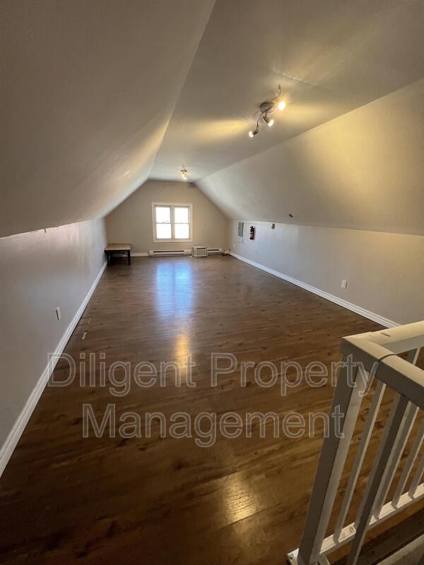 Building Photo - 265 Sherbrooke St