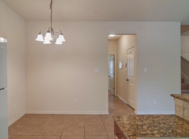 Foto del edificio - Immediate Move in! HUGE 3/3 duplex just Mi...