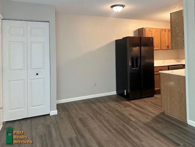 Building Photo - Recently Remodeled 1 Bedroom Condo