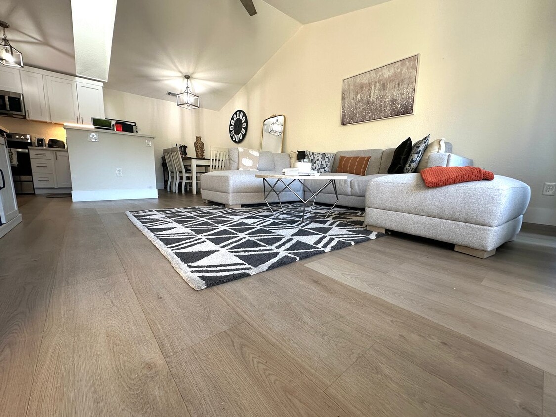 Foto principal - Gorgeous 2 Bed, 1.5 Bath Condo with Commun...