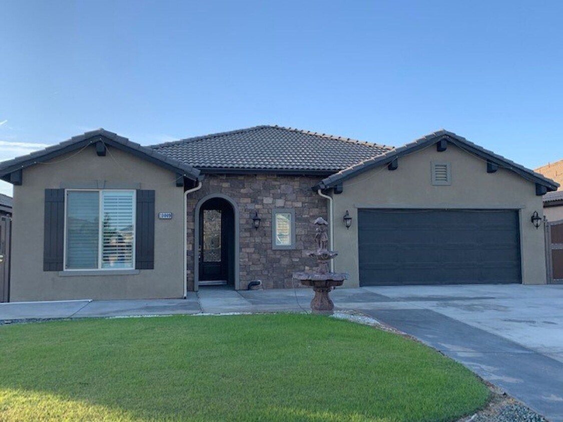 Foto principal - Modern 4-Bedroom Home with Solar, Dual Mas...