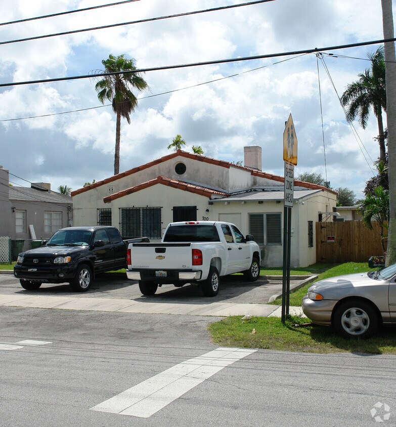 Foto del edificio - 700 NE 87th St