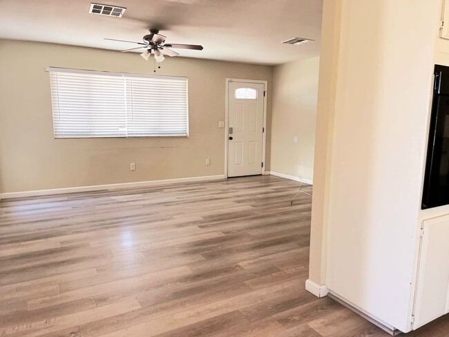 Foto del edificio - **PRICE REDUCTION**2 bedroom//1 bathroom/B...