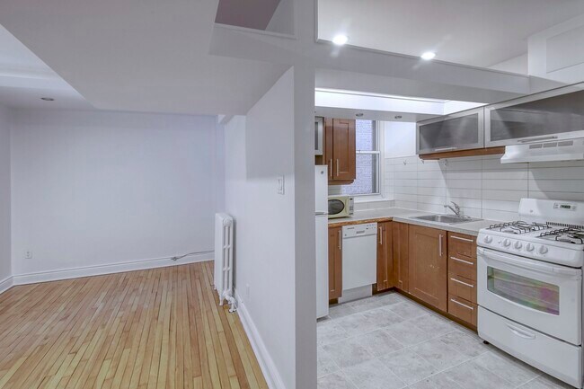 Building Photo - 6210 Chemin Deacon