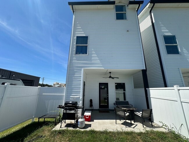 Foto del edificio - FOR LEASE- 4 BED TOWNHOME IN LEBANON TN!