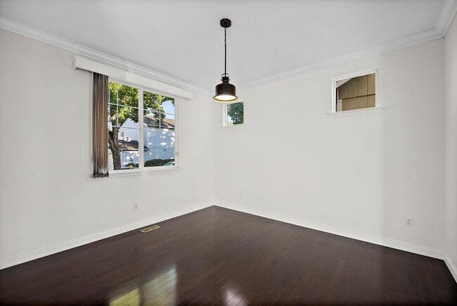 Building Photo - Modern 4-Bedroom Home with 5-Piece Primary...