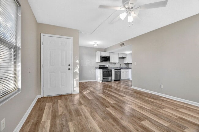 Building Photo - 407 Garrison Ct