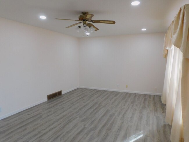 Building Photo - 3 Bedrooms, 2 baths, near schools and shopping