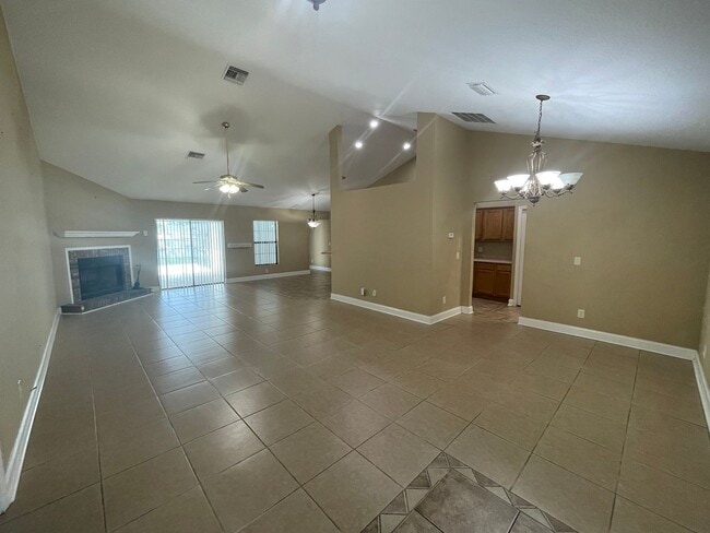 Foto del edificio - Spacious 4-Bedroom Pool Home – 2 Primary S...