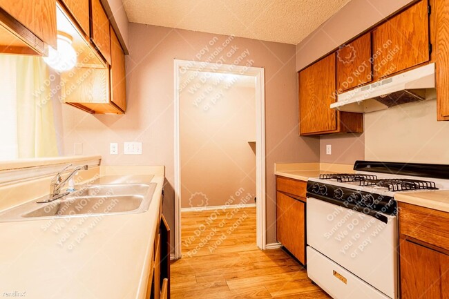 Building Photo - 2 br, 1 bath Duplex - 5807 Spring Meadow R...