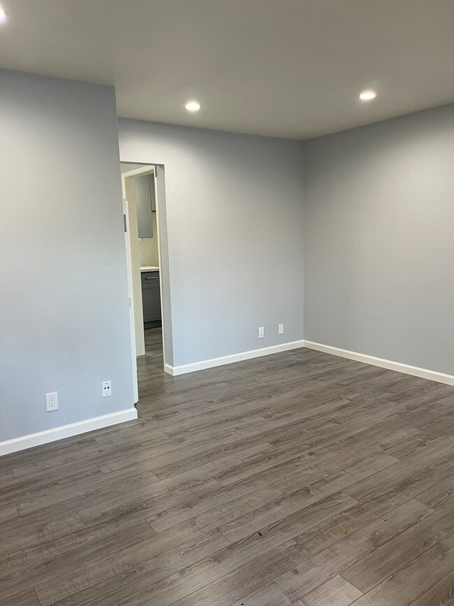 Building Photo - 20 E 41st Plz