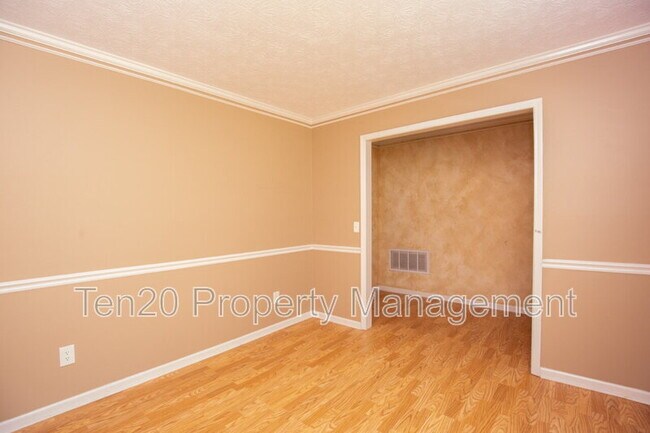 Foto del edificio - 1430 Lokey Dr