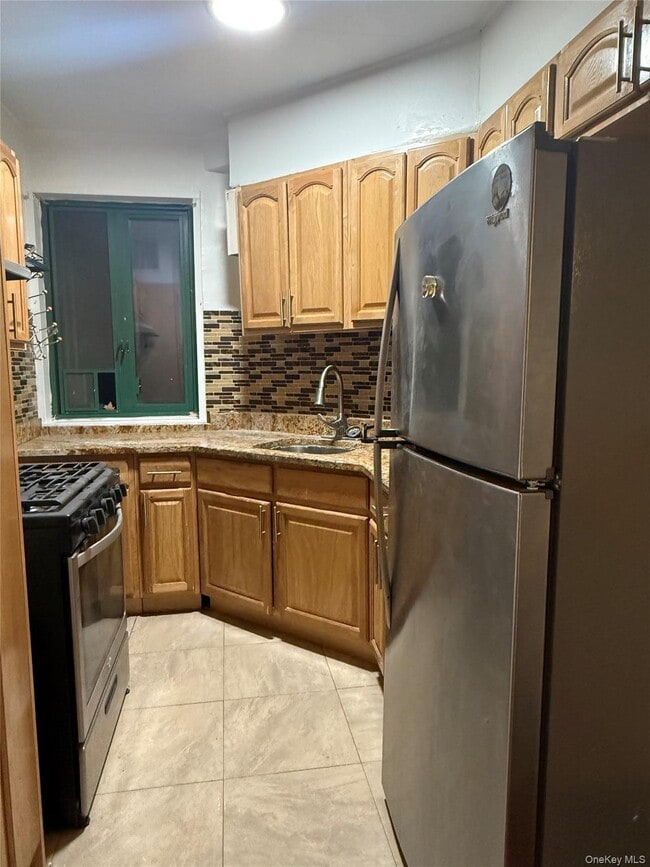 Building Photo - 2240 E Tremont Ave