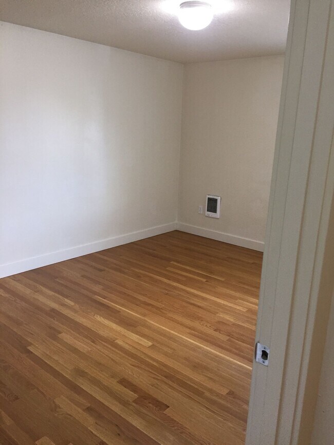 Foto del edificio - Spacious Private Upper Corner Unit Overloo...