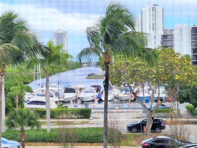 Foto del edificio - 3375 N Country Club Dr