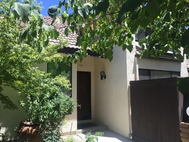 Foto del edificio - 3 br, 2 bath House - 2890 Huntington Blvd ...