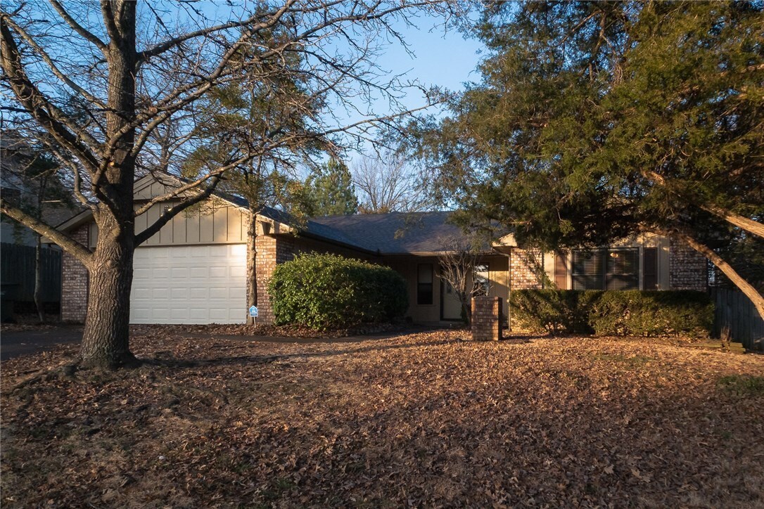 Building Photo - 2425 N Primrose Ln