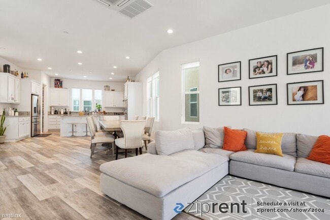 Building Photo - 4 br, 3.5 bath House - 5787 Huntley Ave, D...