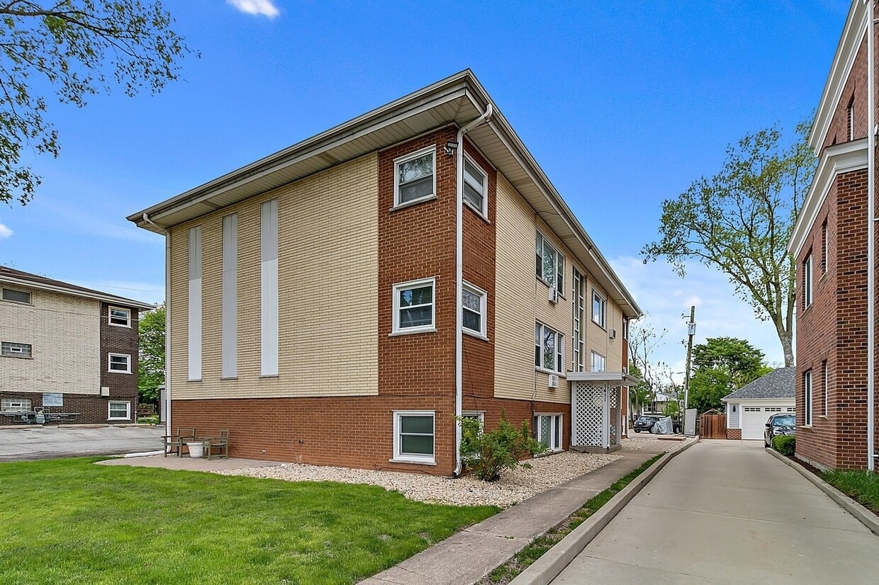 1411 W Cossitt Ave Unit 2B, La Grange, IL 60525 Apartments in La